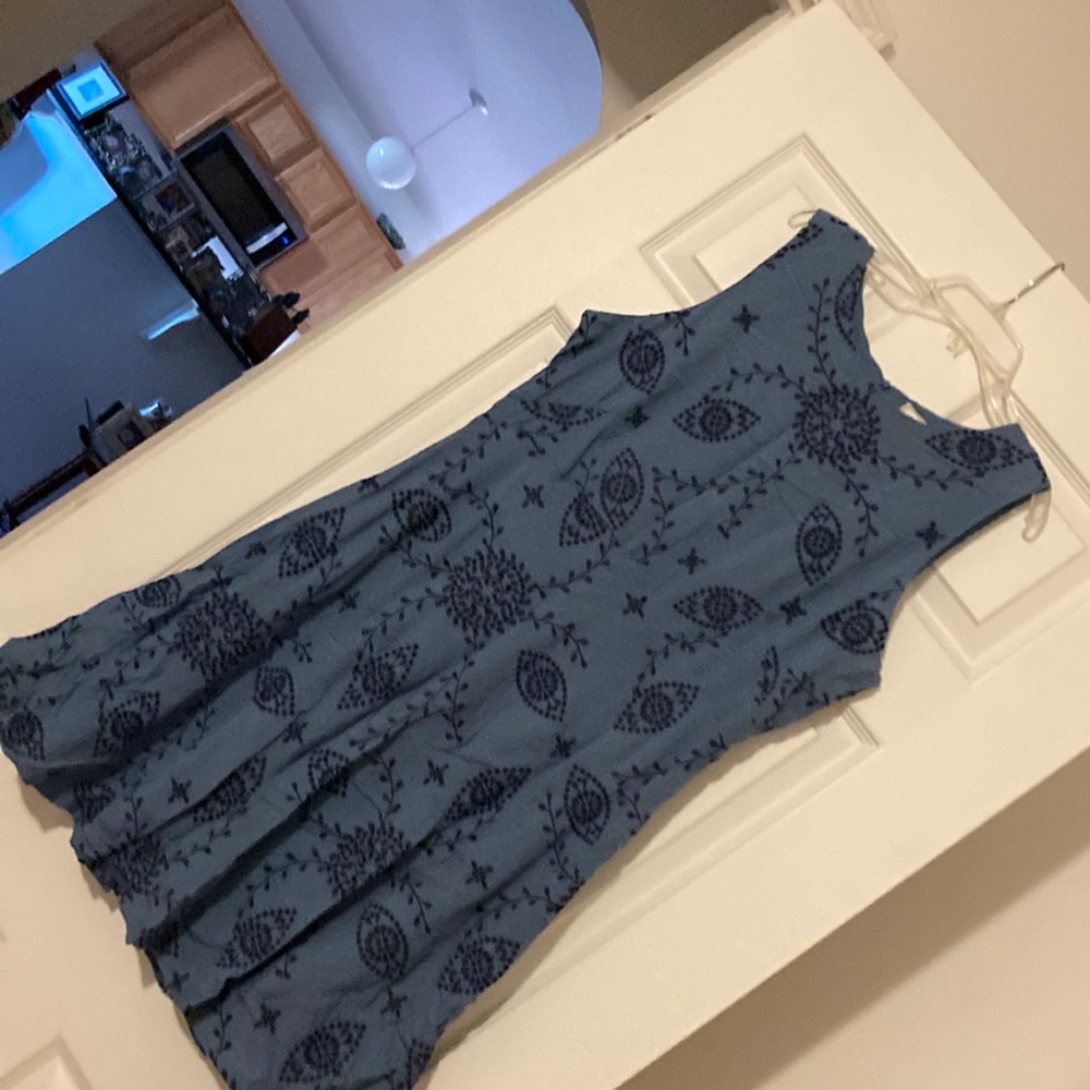 Sleeveless dress just above the knee